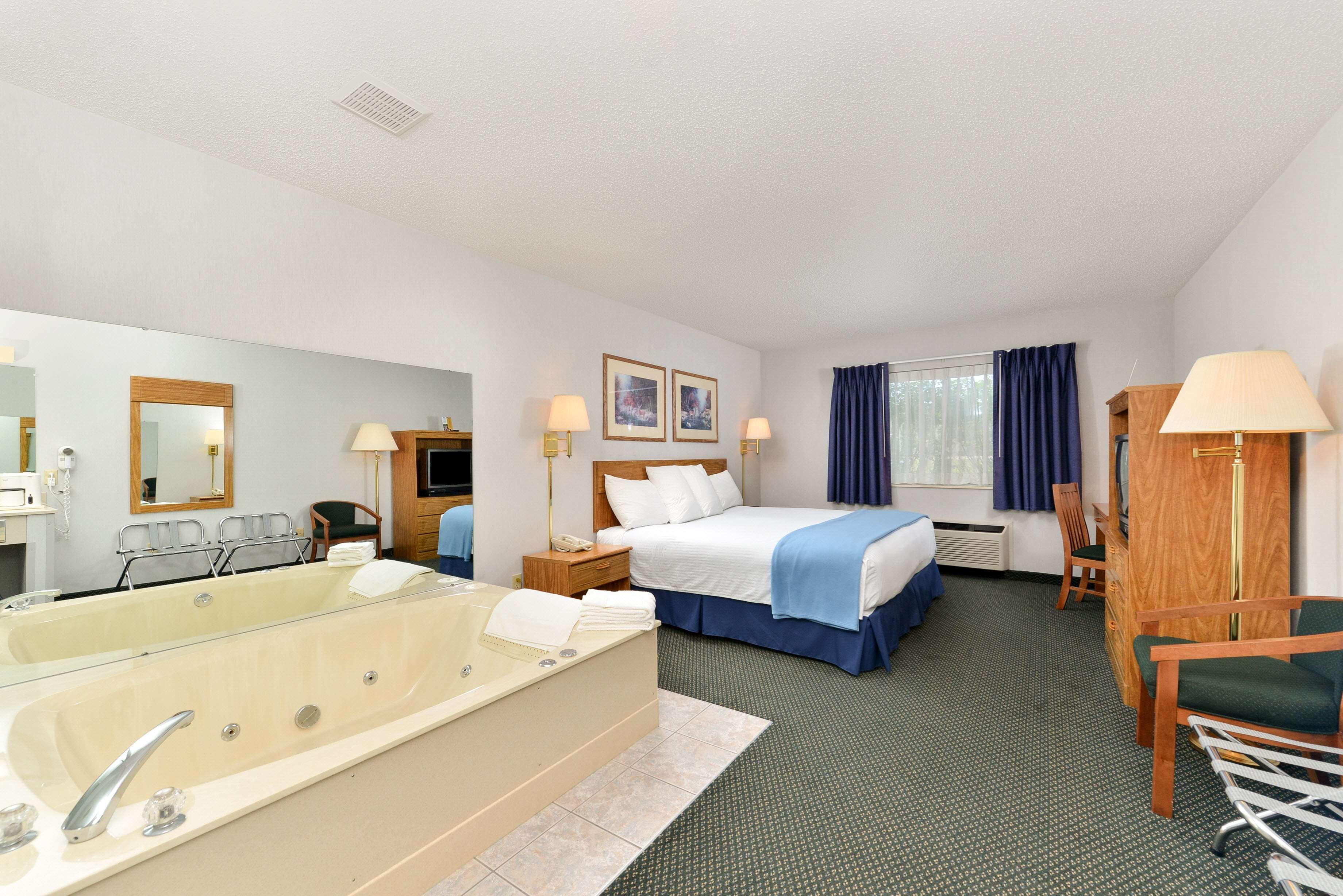 Americas Best Value Inn & Suites - Tahquamenon Country Newberry Exterior foto