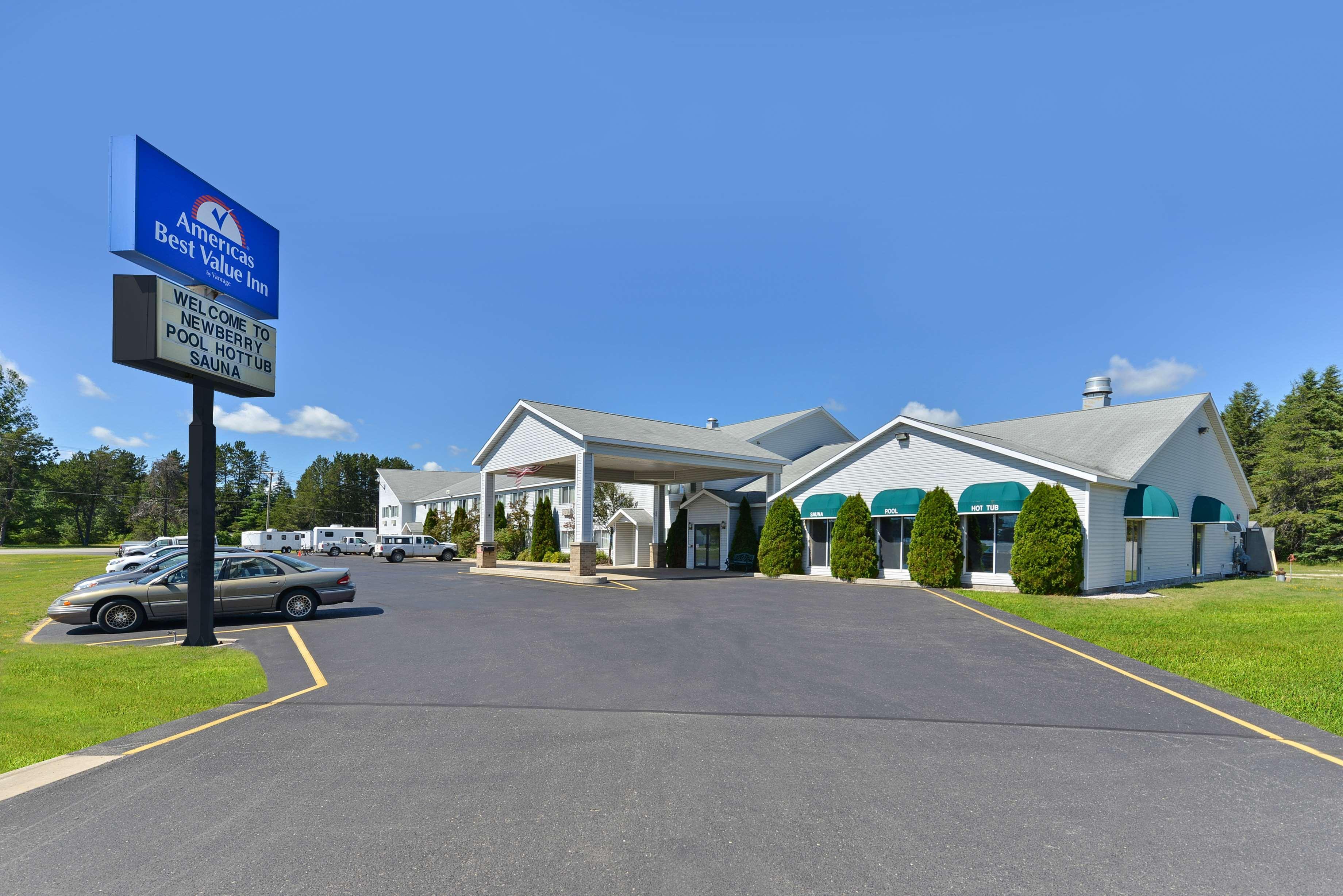 Americas Best Value Inn & Suites - Tahquamenon Country Newberry Exterior foto