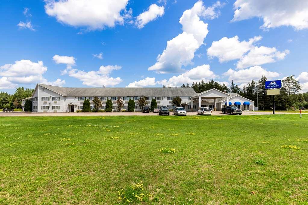 Americas Best Value Inn & Suites - Tahquamenon Country Newberry Exterior foto