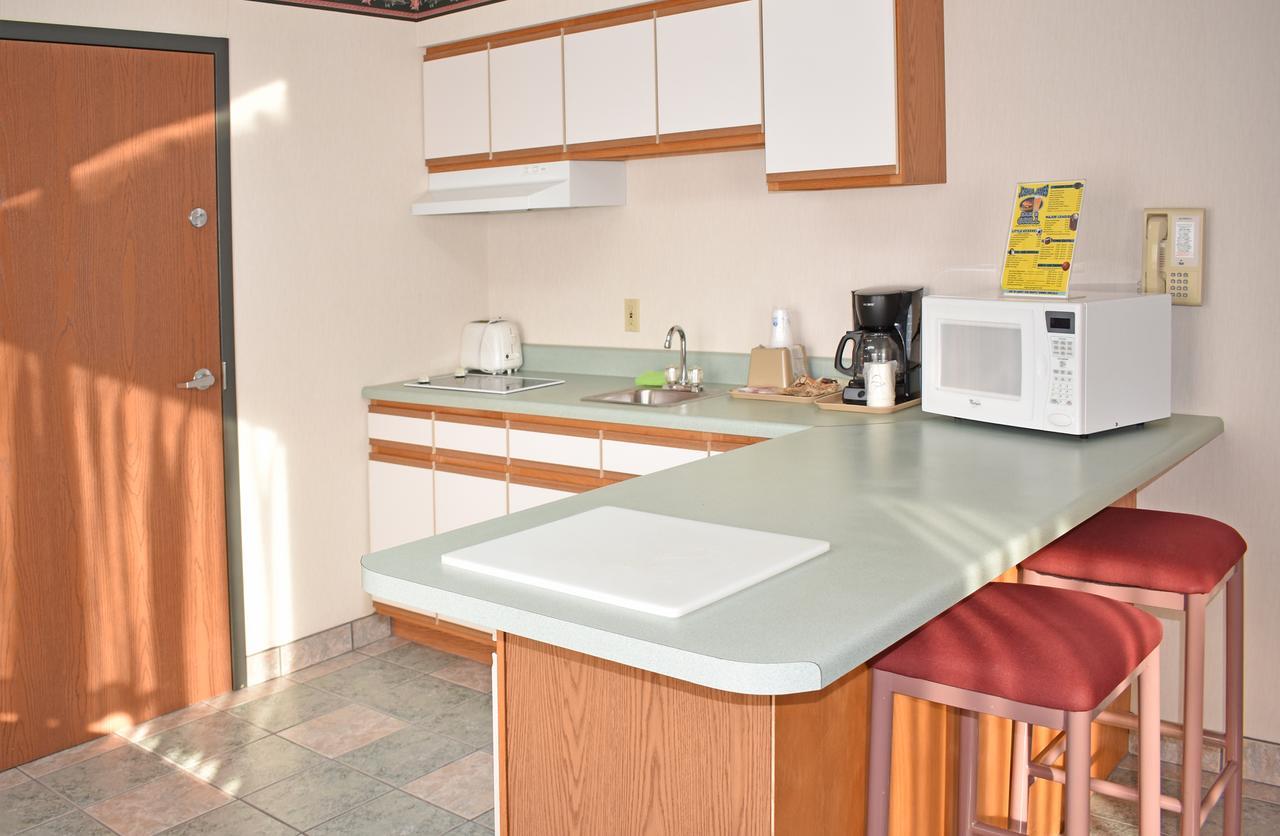 Americas Best Value Inn & Suites - Tahquamenon Country Newberry Exterior foto