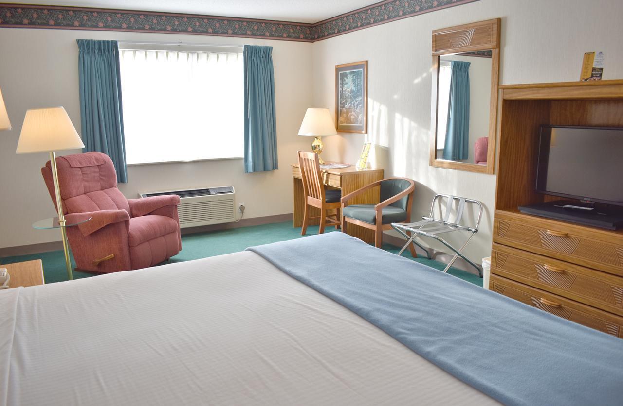 Americas Best Value Inn & Suites - Tahquamenon Country Newberry Exterior foto