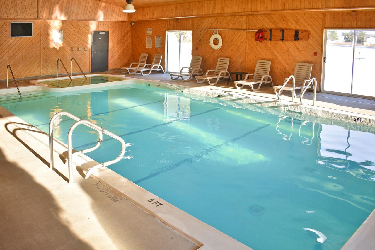 Americas Best Value Inn & Suites - Tahquamenon Country Newberry Exterior foto