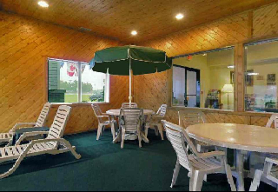 Americas Best Value Inn & Suites - Tahquamenon Country Newberry Exterior foto